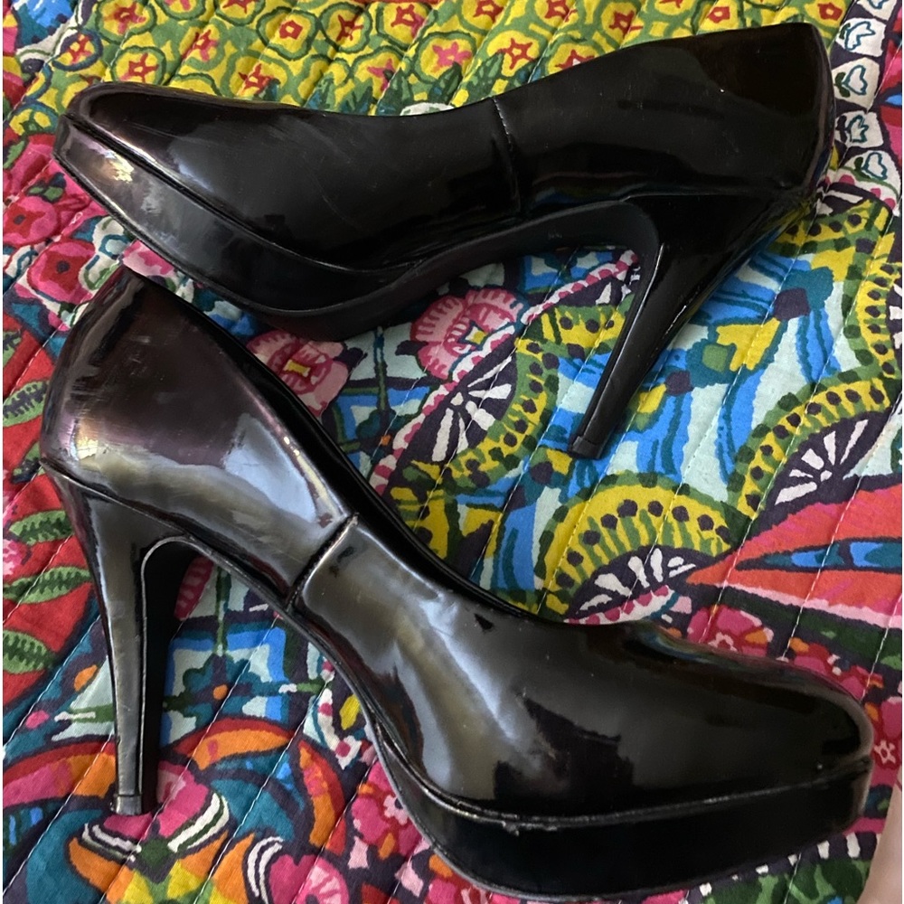 Black Shiny Sz 8 Heels LIKE NEW - Picture 4 of 6